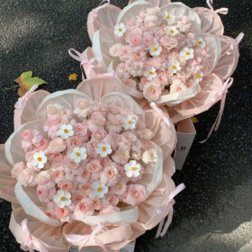 “Sweet Daisy Blush – Bó hoa hồng phấn cúc trắng dịu dàng”